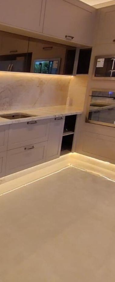 Cozinha planejada com bancada e backsplash em mármore
