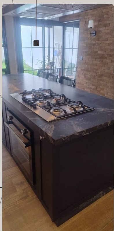 Ilha de cozinha em granito Via Láctea com cooktop embutido