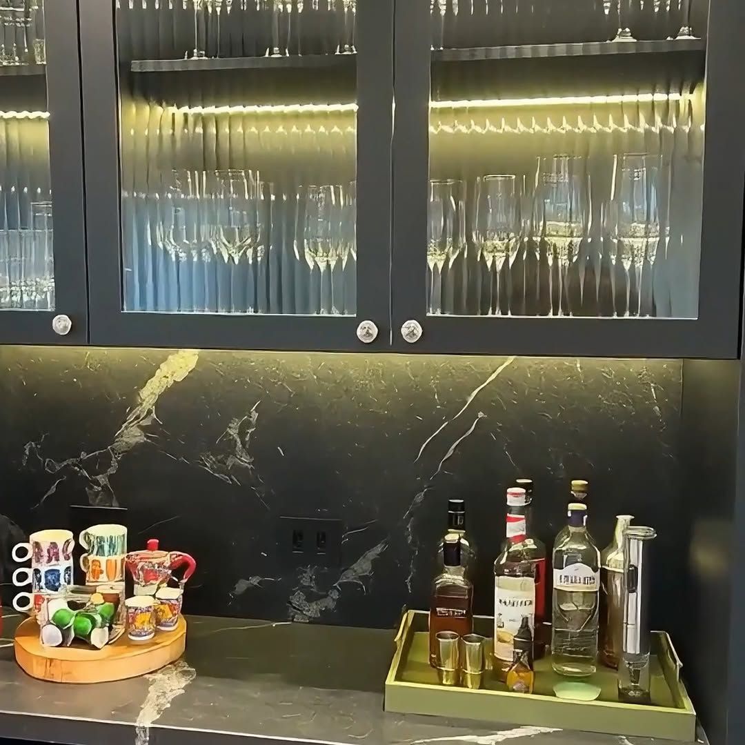 Bar com backsplash em granito preto e taças
