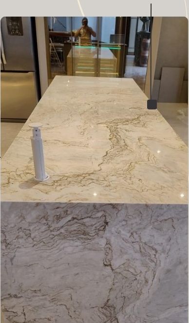 Chapa de mármore branco no showroom da MR Rocha