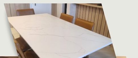 Mesa de jantar em quartzo branco com cadeiras de couro